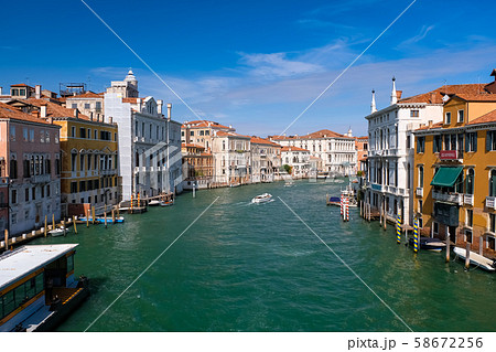 ベネチア アカデミア橋からの街並み 58672256