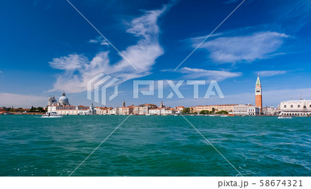 ベネチア サン・マルコ運河と街並み 58674321