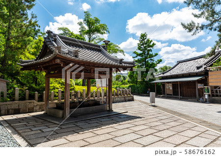 京都 城南宮 手水舎 58676162