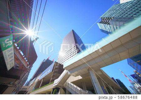 日本の東京都市景観　浜松町駅や世界貿易センタービル、六本木ヒルズ、東京タワーなど（台風一過で青空） 58676488