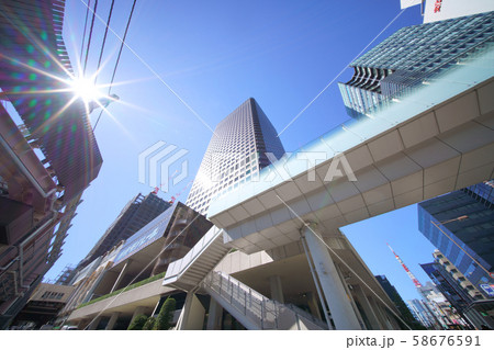 日本の東京都市景観　浜松町駅前・世界貿易センタービル、六本木ヒルズ、東京タワー…（台風一過で青空） 58676591