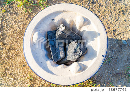 素材　炭と七輪 58677741