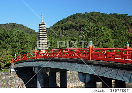京都府宇治市　喜撰橋と十三重石塔（重要文化財） 58677897