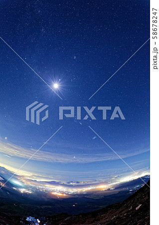 富士山山頂から見る夜景と星空・月 58678247