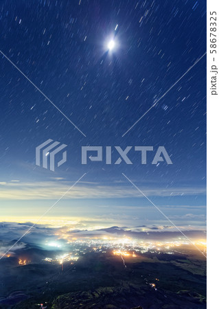 富士山山頂から見る夜景と昇る冬の星座 富士山山頂から見る夜景と昇る冬の星座 58678325