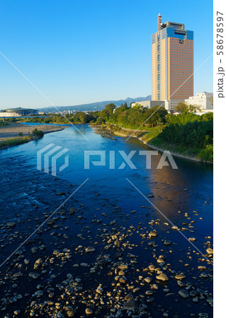 利根川に架かる群馬大橋より群馬県庁を望む 58678597
