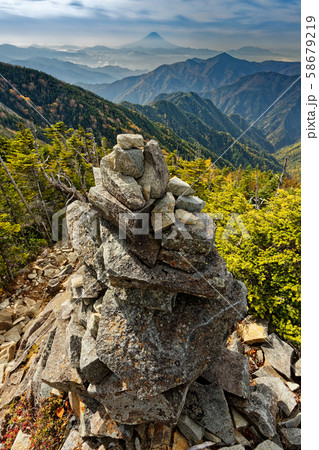 初秋の甲武信岳山頂から見る富士山 58679219