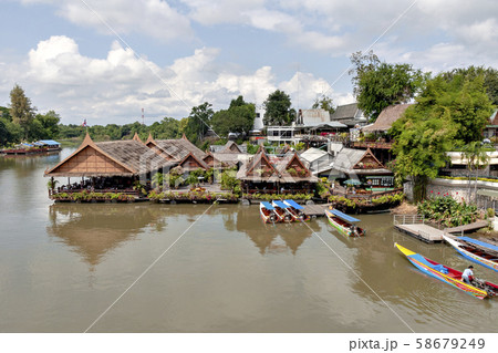 タイのクワイ川とそれに架かる鉄橋 58679249