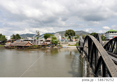 タイのクワイ川とそれに架かる鉄橋 タイのクワイ川とそれに架かる鉄橋 58679252