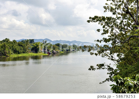 タイのクワイ川とそれに架かる鉄橋 58679253