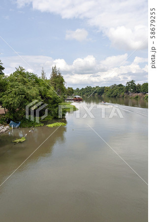 タイのクワイ川とそれに架かる鉄橋 タイのクワイ川とそれに架かる鉄橋 58679255