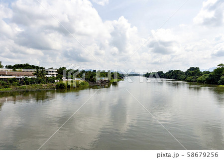 タイのクワイ川とそれに架かる鉄橋 58679256