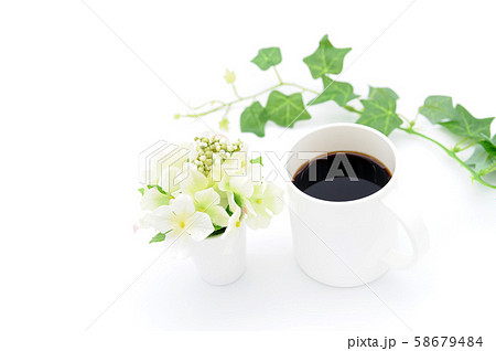 鉢植えの花と蔦 造花 とコーヒーの写真素材