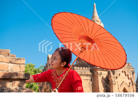 アジアンビューティー ミャンマー人の若い女性 遺跡を散策する女性の写真素材