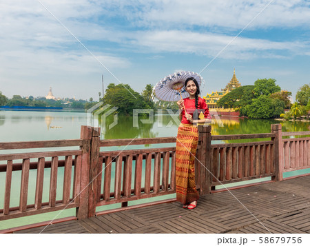 アジアンビューティー　ミャンマー人の若い女性　白い日傘の女性 58679756