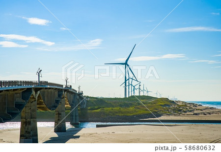 8月静岡県掛川市大浜海岸で朝7時撮影した潮騒橋と風力発電と朝日 58680632