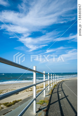 8月静岡県掛川市大浜海岸で朝7時に撮影した海 8月静岡県掛川市大浜海岸で朝7時に撮影した海 58680847