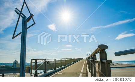 8月静岡県掛川市大浜海岸で朝7時撮影した潮騒橋と朝日 58681070