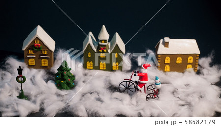黒い背景にクリスマスんの装飾 黒い背景にクリスマスんの装飾 58682179