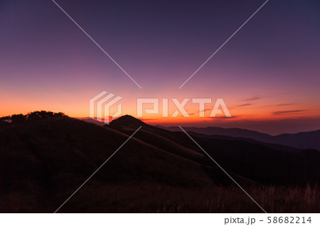 四国山地に沈む夕陽 四国山地に沈む夕陽 58682214