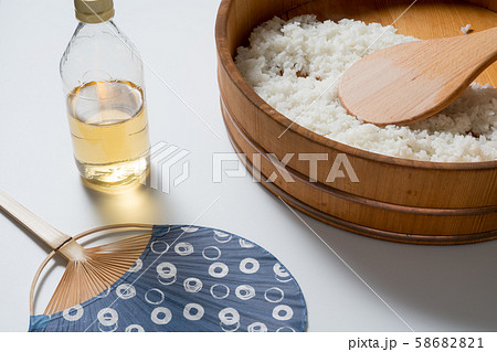 酢飯と飯台 酢飯と飯台 58682821