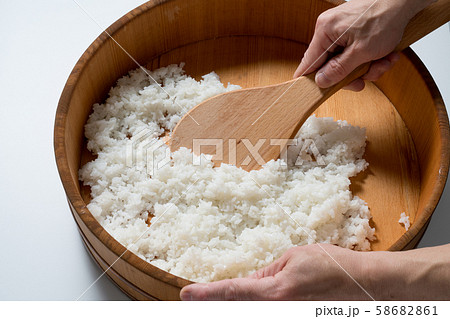 酢飯を混ぜる板前 酢飯を混ぜる板前 58682861