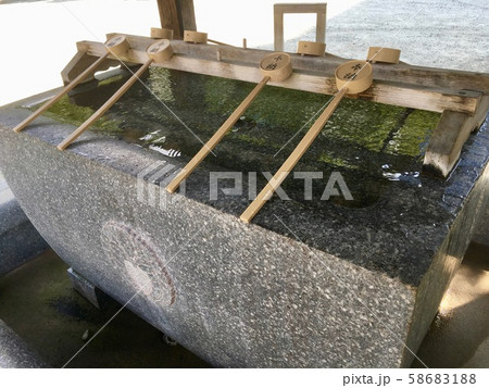 手水舎のひしゃく 58683188