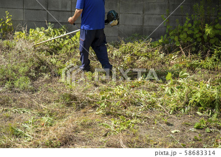 草刈機で草を刈る作業員の男性 草刈機で草を刈る作業員の男性 58683314