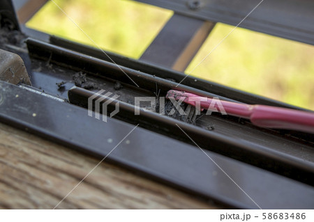 ピンクの歯ブラシでサッシレールを掃除する ピンクの歯ブラシでサッシレールを掃除する 58683486