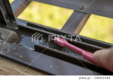 ピンクの歯ブラシでサッシレールを掃除する ピンクの歯ブラシでサッシレールを掃除する 58683488