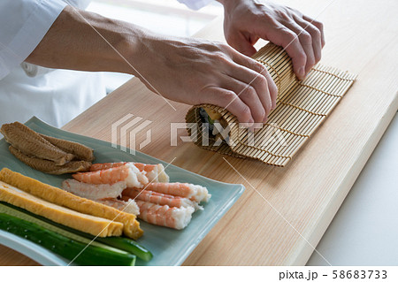 太巻きを作る板前 58683733