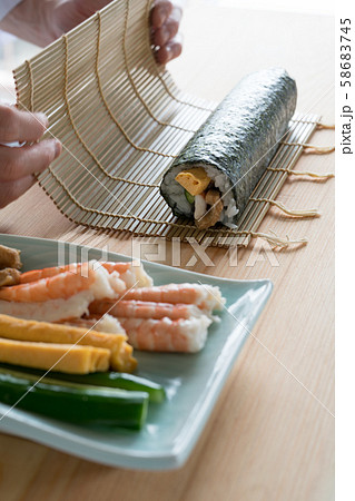 太巻きを作る板前 58683745