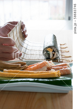 太巻きを作る板前 太巻きを作る板前 58683746