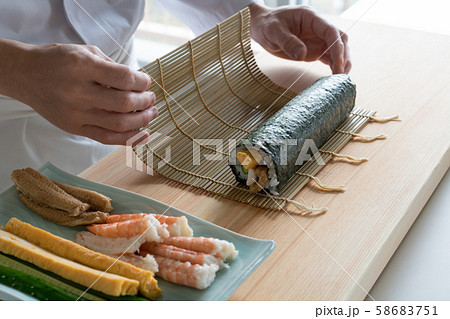 太巻きを作る板前 58683751
