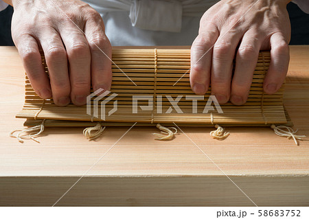 太巻きを作る板前 太巻きを作る板前 58683752