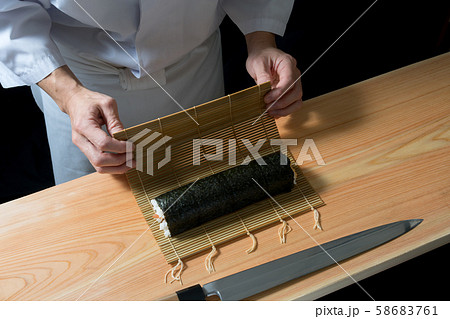 太巻きを作る板前 58683761