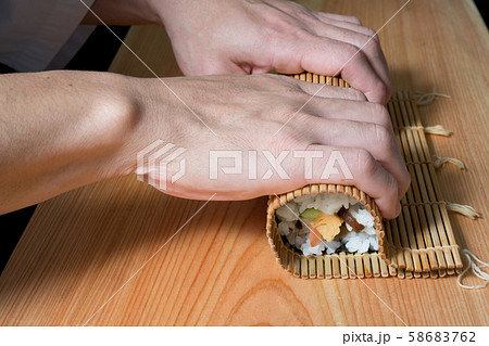太巻きを作る板前 58683762