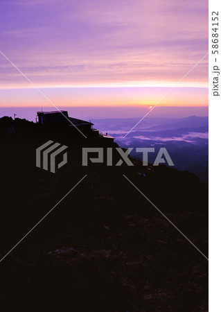 春の八ヶ岳登山：赤岳頂上山荘の夜明け 58684152