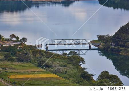 福島県　只見湖と万代橋 58684273