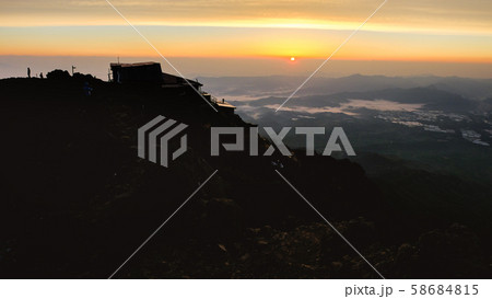 春の八ヶ岳登山：赤岳頂上山荘の夜明け 58684815