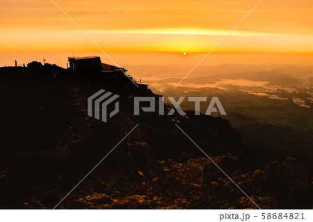 春の八ヶ岳登山：赤岳頂上山荘の夜明け 58684821