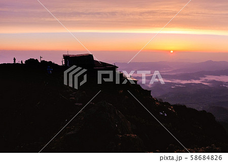 春の八ヶ岳登山：赤岳頂上山荘の夜明け 58684826