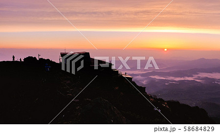 春の八ヶ岳登山：赤岳頂上山荘の夜明け 58684829