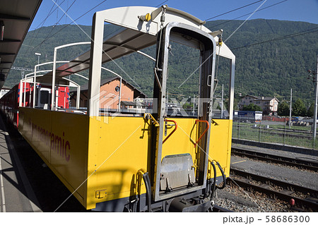 ティラーノ駅に留置のベルニナ急行のトロッコ列車 58686300