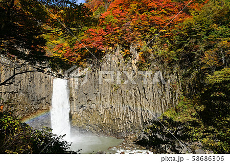 苗名滝 紅葉の写真素材