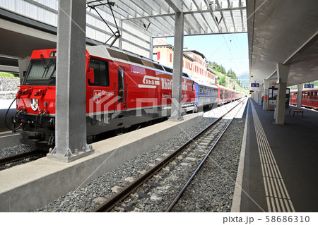 レーティッシュ鉄道サンモリッツ駅に停車の氷河特急、ベルニナ急行牽引用電気機関車 58686310