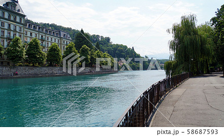 スイスの美しき水都トゥーンを流れるアーレ川 58687593