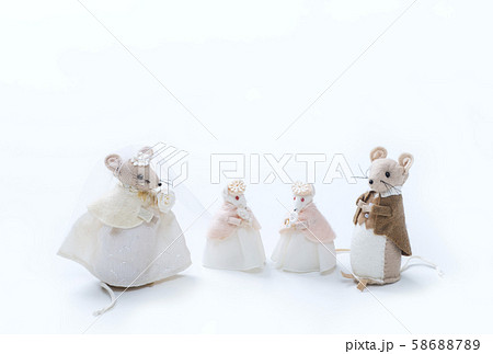 ねずみのファミリー　4人家族　イメージ素材　ネズミのインテリア小物 58688789