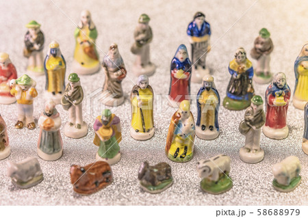 メリークリスマスの黄金の文字を背景にエピファニーの祝日にガレットデロワのプロヴァンスのサントンの人形 58688979
