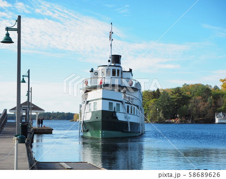 桟橋から出発する蒸気船_Lake Muskokaにて 58689626